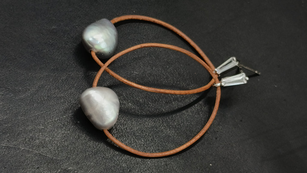 Pendientes HALO de Perla Gris • en Cuero Natural