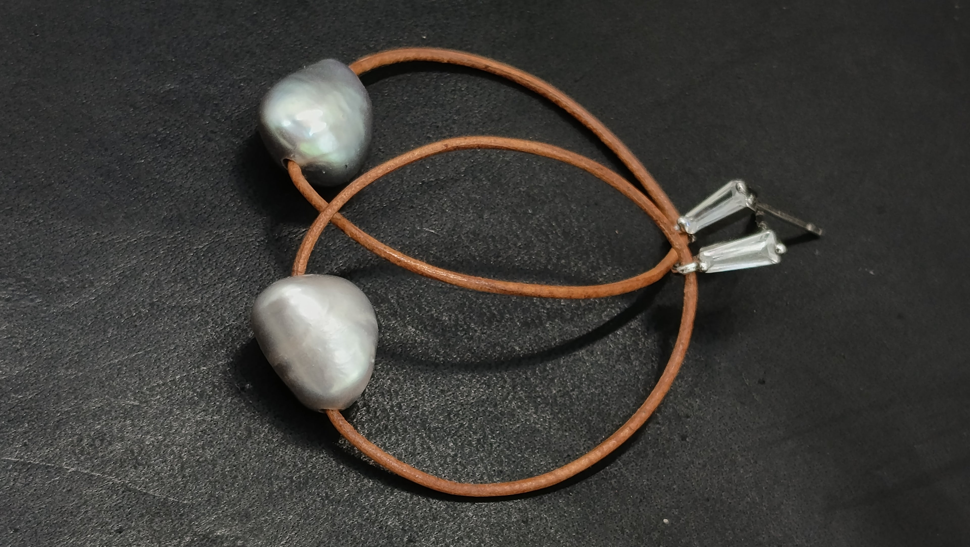 Pendientes HALO de Perla Gris • en Cuero Natural