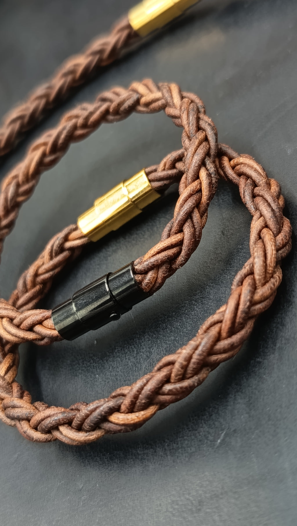 TITÁN Pulsera · 12 hebras trenzado en Cuero Marrón Tostado