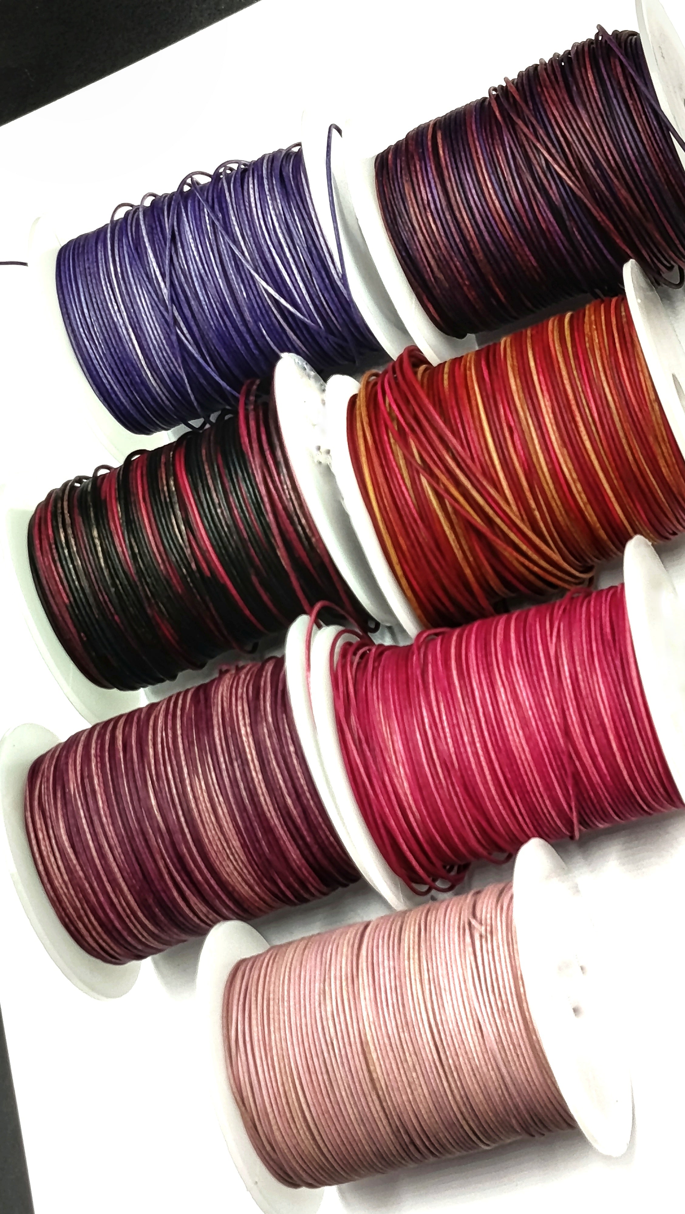 Collar artesanal de gemas variadas en cuero sin metal – Modelo LYS