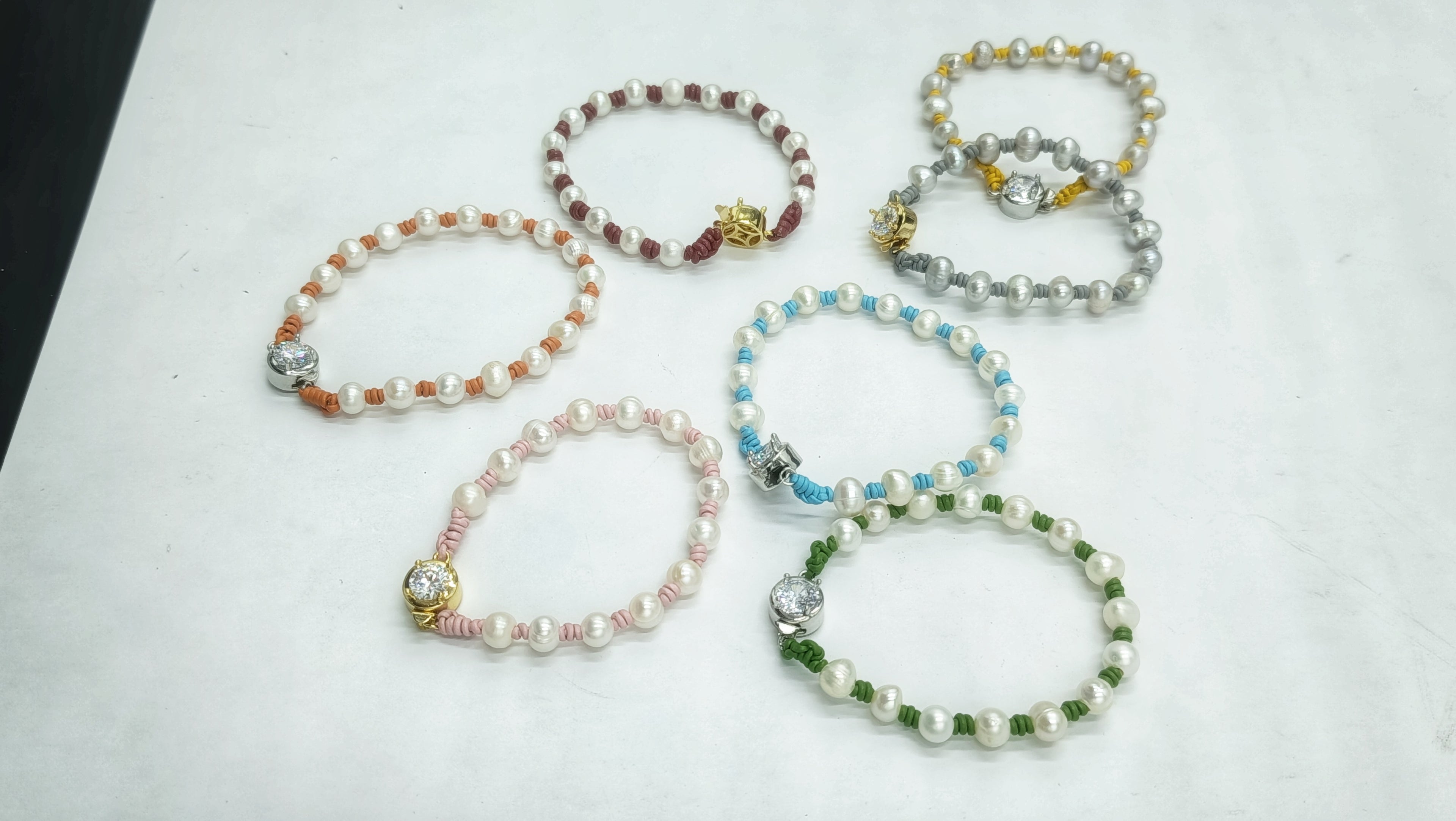 Pulsera Helena de Perla • en Cuero de Color • Perla Contemporánea