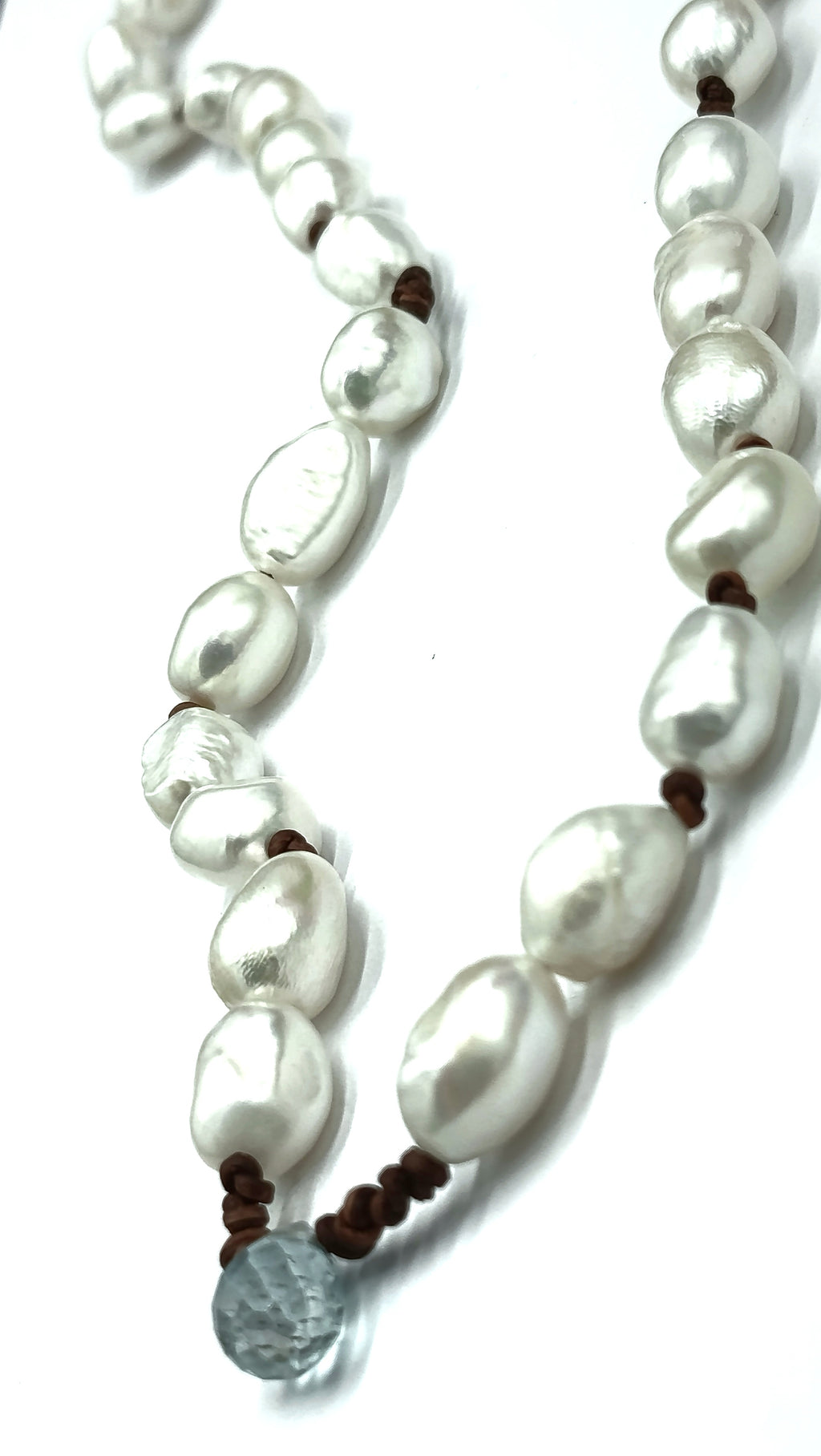 Nara en Perla Blanca con Aguamarina en cuero natural