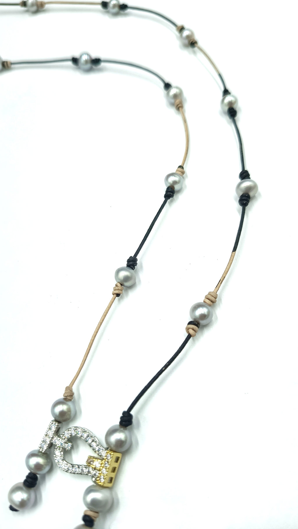 Collar Lira de Perla Gris• en Cuero Bicolor