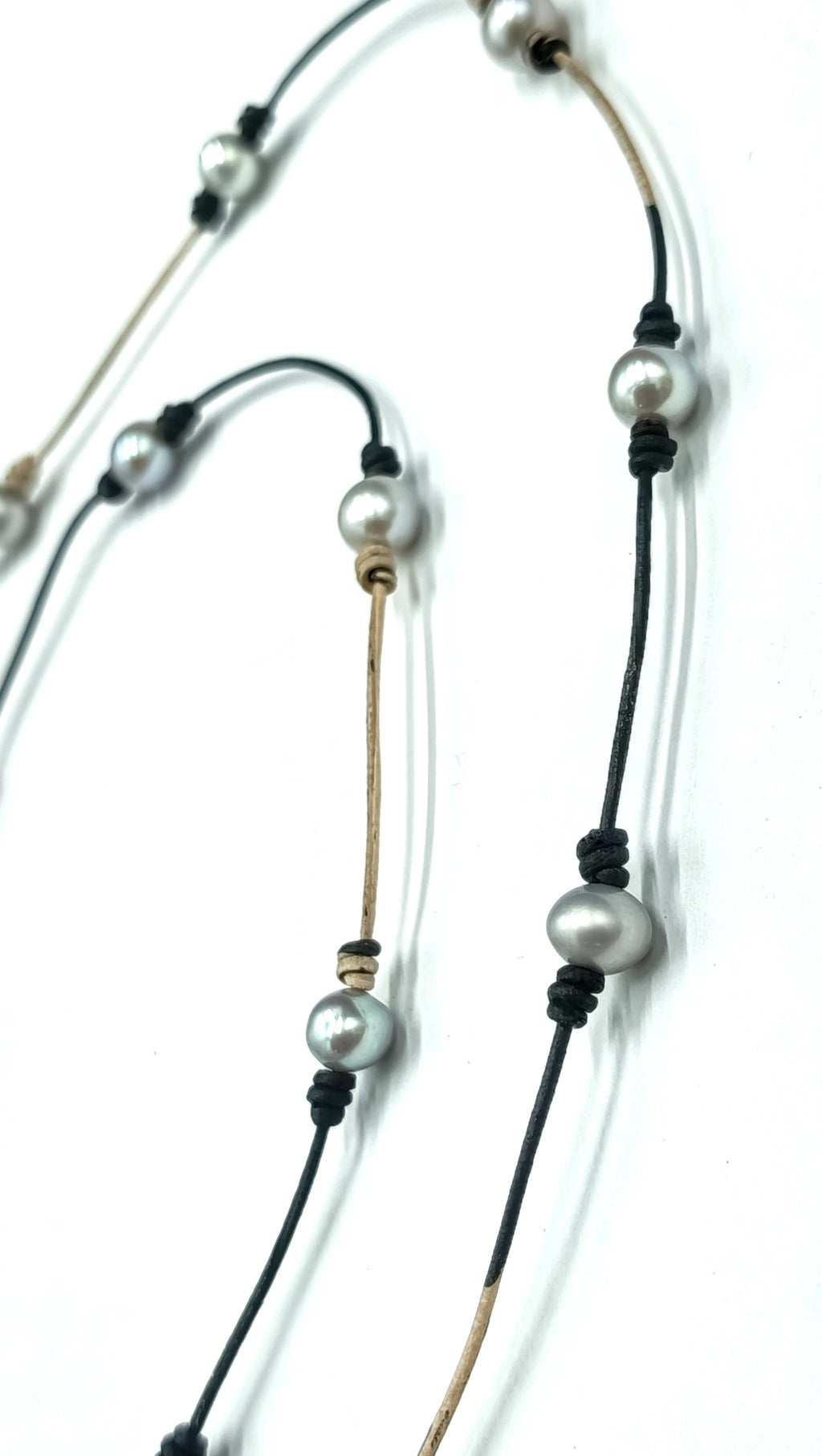 Collar Lira de Perla Gris• en Cuero Bicolor