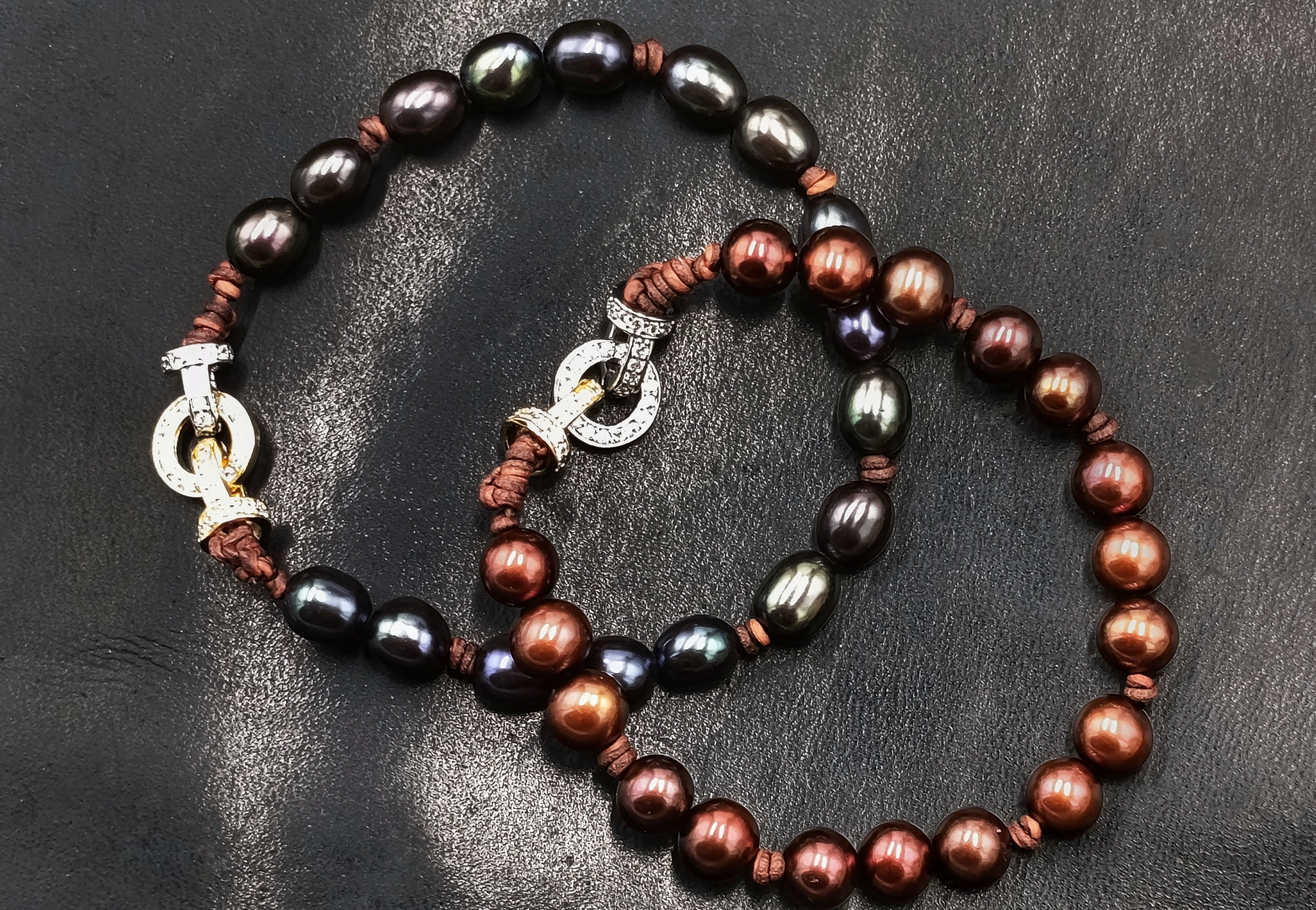 Pulsera Perla Arcoíris • en Cuero tintado natural•