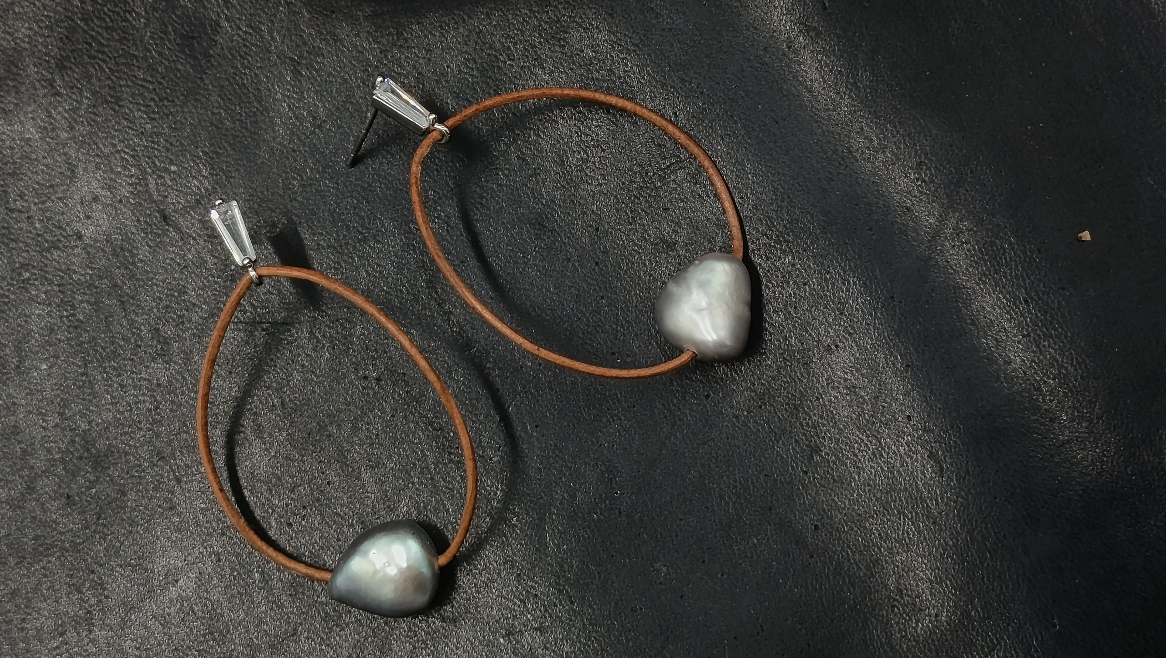 Pendientes HALO de Perla Gris • en Cuero Natural